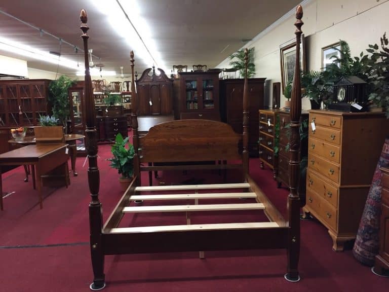 Lexington Vintage Queen Size Poster Bed